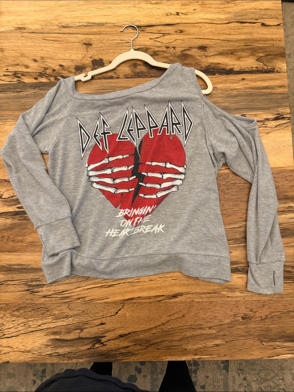 Lauren Moshi Def Leppard Gray Cold-Shoulder Heart Graphic Sweatshirt